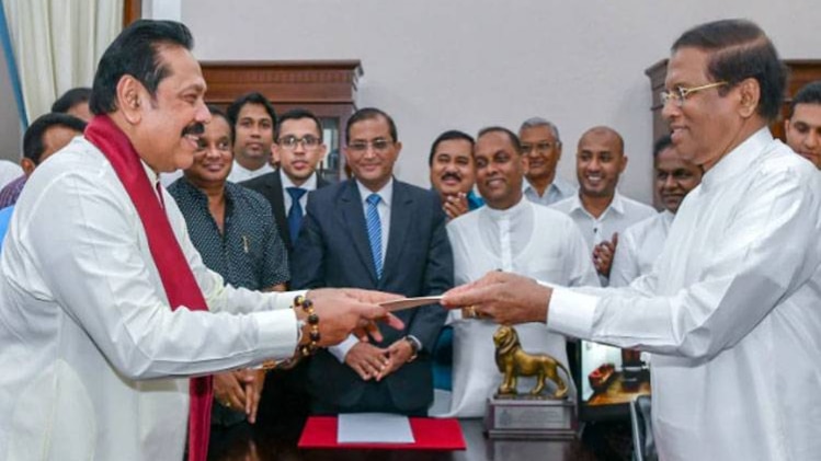 श्रीलंका के राष्ट्रपति ने महिंदा राजपक्षे को प्रधानमंत्री पद की शपथ दिलाई [फोटो-रायटर्स]