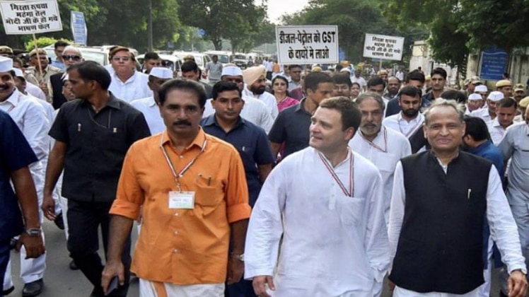 ईंधन के दामों में बढ़ोतरी के खिलाफ राहुल गांधी विपक्षी नेताओं के साथ (फोटो क्रेडिट, congress)