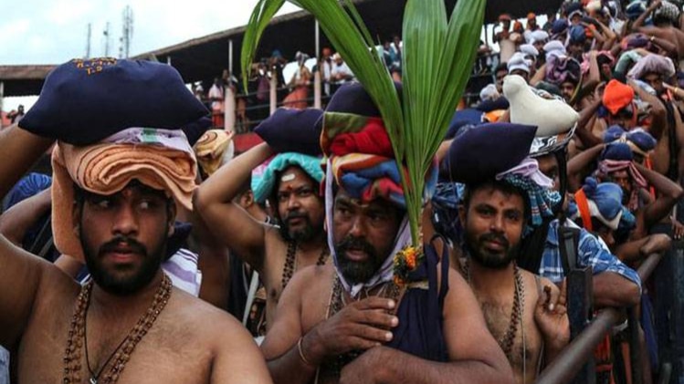 सबरीमाला मंदिर में दर्शन करने जाते श्रद्धालु (फोटो-रॉयटर्स)