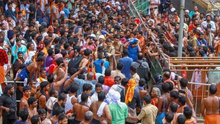 सबरीमाला मंदिर में अब तक प्रवेश नहीं कर पाईं महिलाएं (फोटो- PTI)