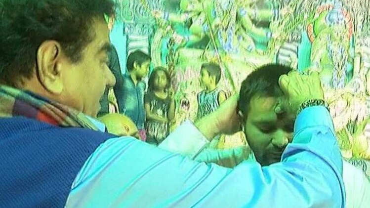 तेजस्वी यादव को तिलक लगाते शत्रुघ्न सिन्हा (फोटो- रोहित कुमार सिंह)