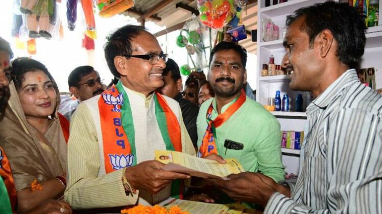 वोट मांगते शिवराज सिंह चौहान (फोटो-रवीश पाल सिंह)