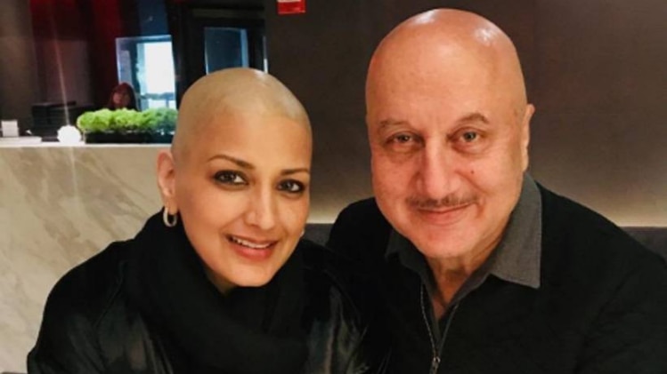 अनुपम खेर के साथ सोनाली बेंद्रे 