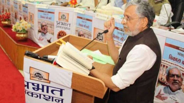 सुशील मोदी ने किया नीतिश की किताब का लोकार्पण (फोटो-सुजीत झा)