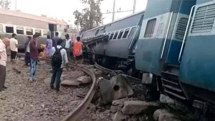 रायबरेली में डिरेल हुई न्यू फरक्का एक्सप्रेस (फोटो- aajtak.in)