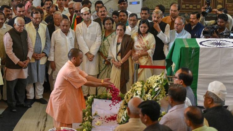 CM योगी आदित्यनाथ ने श्रद्धांजलि अर्पित की (फोटो-PTI)