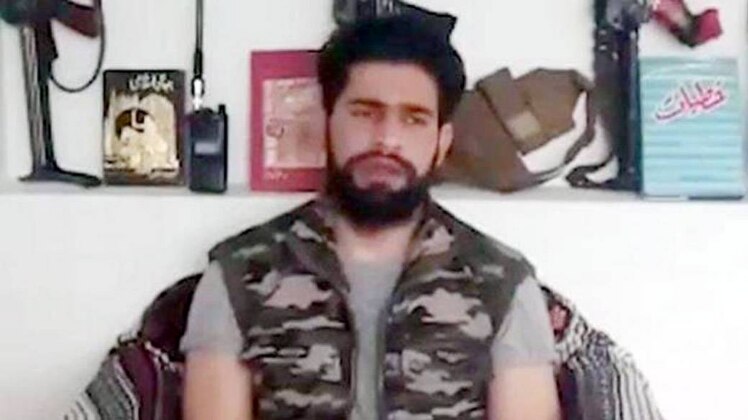 पुलिस हिरासत में लिए दोनों छात्रों से पूछताछ कर रही है 