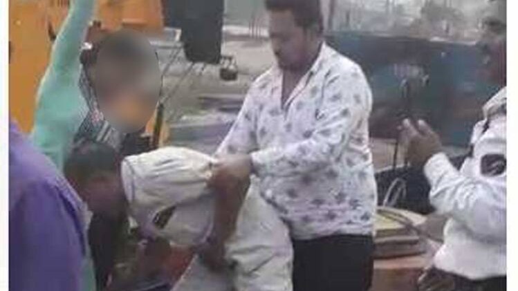 अधेड़ को पीटते लोग