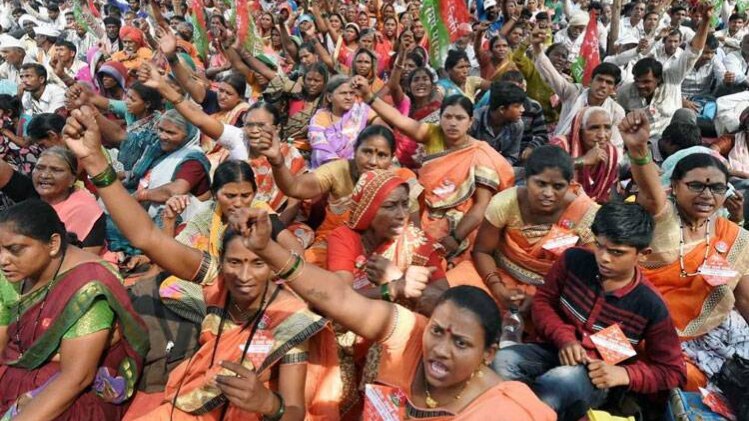 मुंबई के आजाद मैदान में किसान (फोटो- पीटीआई)