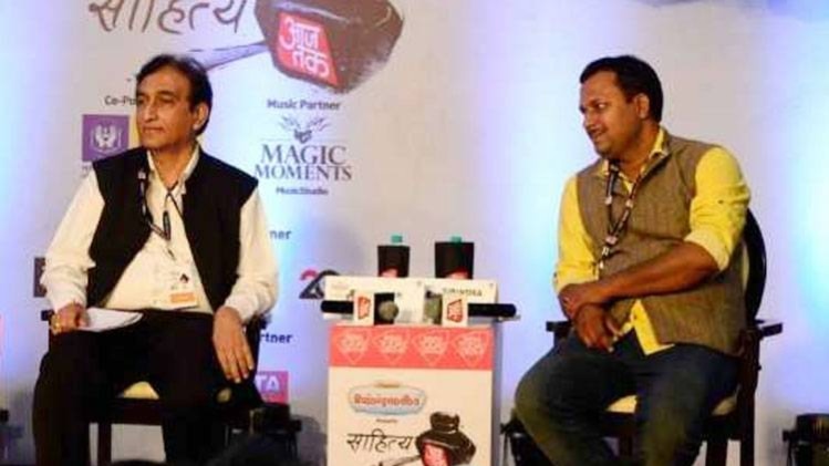 सुकेश साहनी और गिरींद्र नाथ झा [फोटो- आजतक]