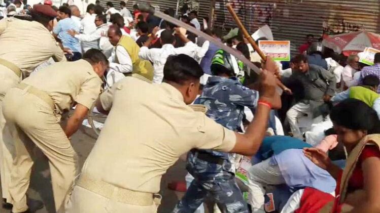 पटना में प्रदर्शनकारियों पर पुलिस ने भांजी लाठियां (फोटो- सुजीत झा)