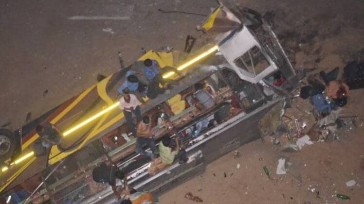 हादसाग्रस्त बस (फोटो- ANI)