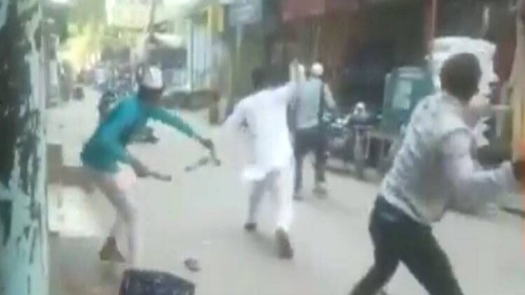 एक दूसरे पर पत्थर बरसाते लोग