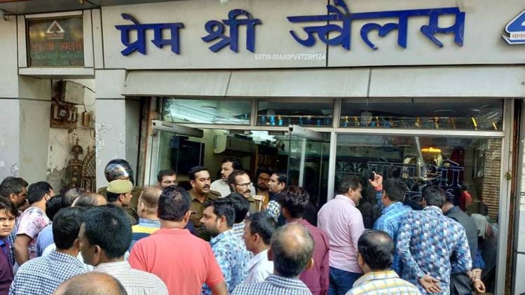 प्रेम श्री ज्वेलर्स की दुकान पर डली 2 करोड़ की डकैती (Photo:aajtak)