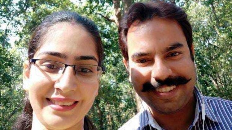 मृतका दीप‍िका चौहान के साथ व‍िक्रम चौहान (Photo: aajtak)