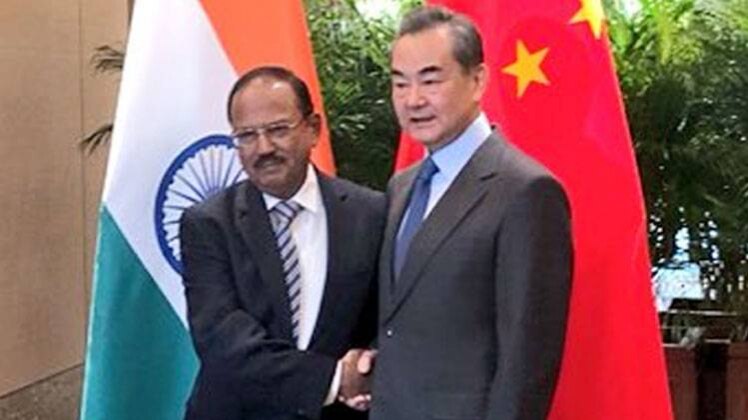 अजीत डोभाल और चीनी विदेश मंत्री वांग यी (ट्विटर फोटो- @EOIBeijing)