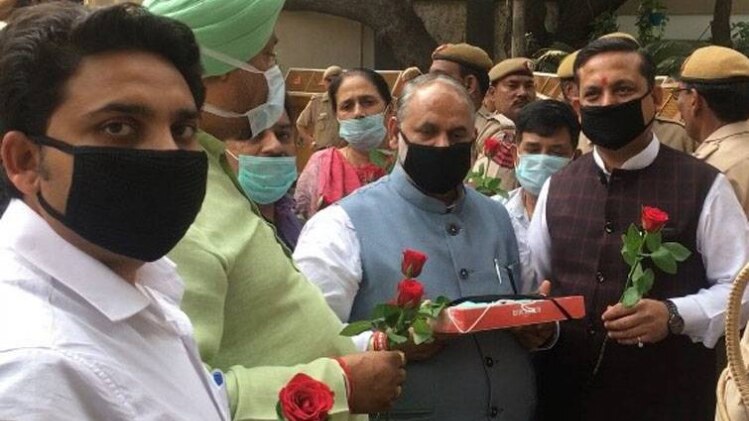 CM केजरीवाल को उपहार देने पहुंचे BJP नेता (फोटो- अंकित यादव)