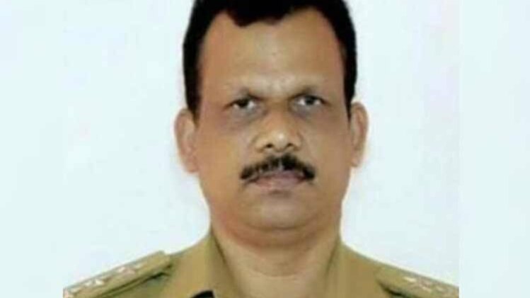 पुलिस अफसर हरिकुमार का शव उनके घर से बरामद हुआ. 