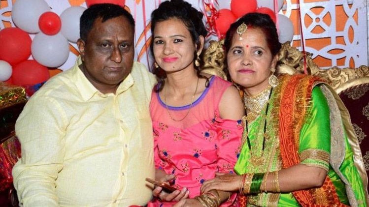 विजय चंद अपनी पत्नी औऱ बहू कविता के साथ (फोटो-दिलीप)