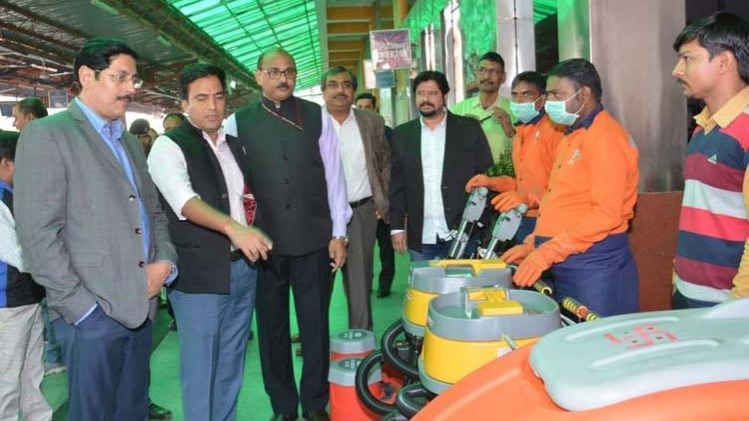 साफ-सफाई का जायजा लेते अधिकारी (फोटो-सिद्धार्थ तिवारी)