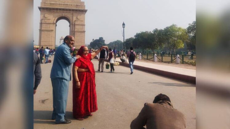 इंड‍िया गेट पर फोटो ख‍िंचाते पर्यटक (Photo:aajtak)