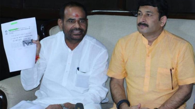 रमेश बिधूड़ी और मनोज तिवारी (फोटो-Twitter/@BJP4Delhi)