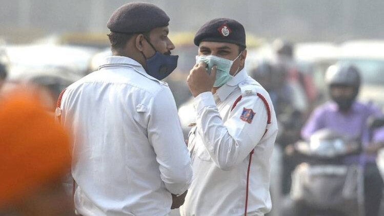 दिल्ली में नहीं मिल रहे मास्क (फोटो, PTI)