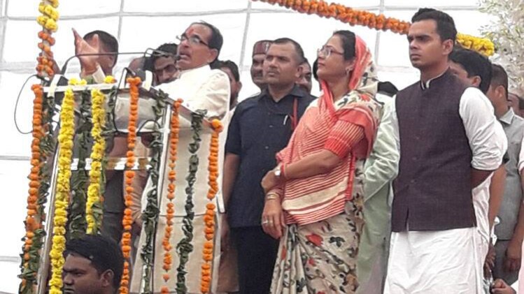 परिवार के साथ नामांकन करने पहुंचे शिवराज (फोटो, इरशाद aajtak.in)