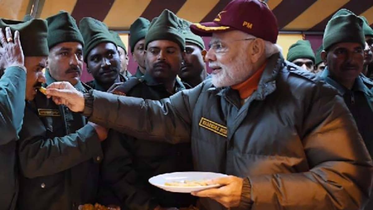 चीन बॉर्डर पर दिवाली मनाने पहुंचे पीएम मोदी, जवानों को खिलाई मिठाई - prime minister narendra modi harsil diwali jawans army itbp - AajTak