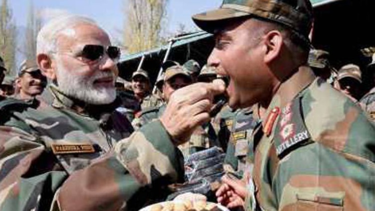 PM नरेंद्र मोदी ने पिछले साल एलओसी में मनाई थी दिवाली (फाइल फोटो-PTI)