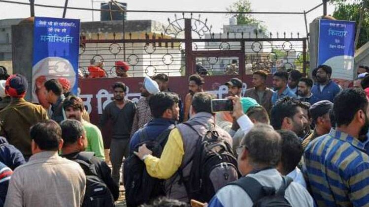 ब्लास्ट के बाद निरंकारी भवन पर एकत्रित लोग