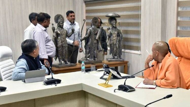 राम मूर्ति का मॉडल देखते सीएम योगी आदित्यनाथ (फोटो-Twitter@UPGovt)