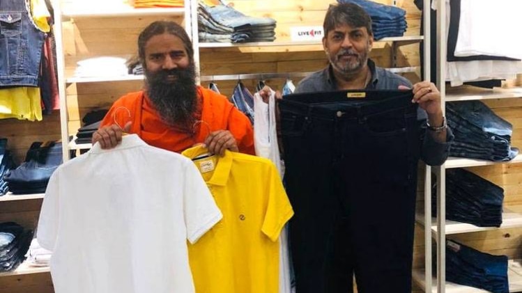 शोरुम लॉन्च के दौरान योगगुरु रामदेव