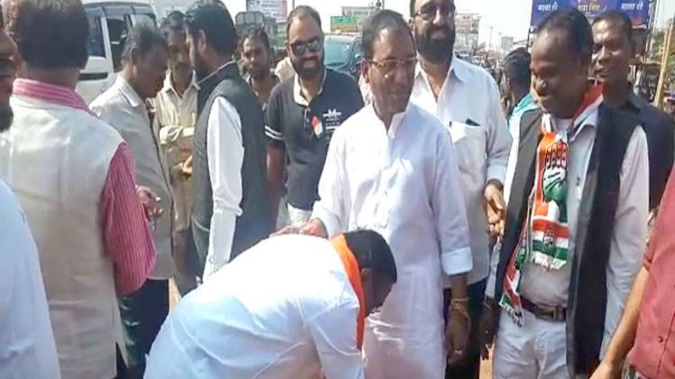 कांग्रेस प्रत्याशी के पैर छूते BJP प्रत्याशी