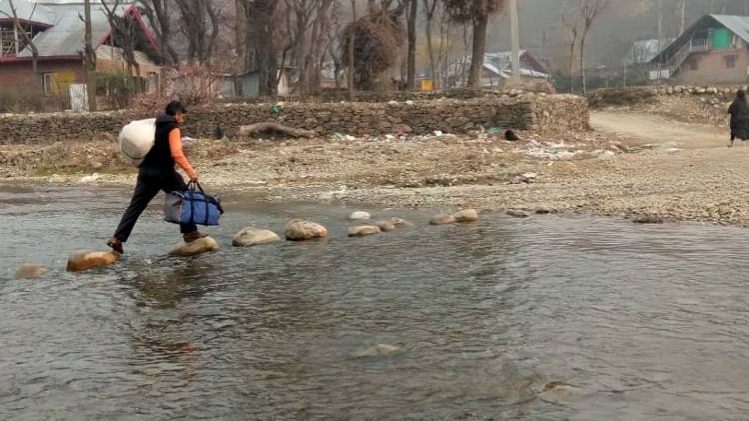 नदी को पार कर जाना होता है ऐसे गांव (Photo:aajtak)