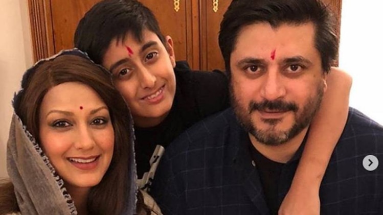 दिवाली पर पर‍िवार के साथ सोनाली बेंद्रे 