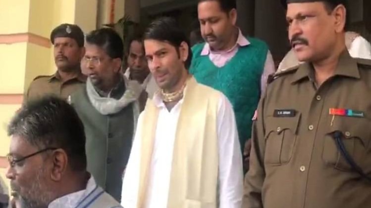 सदन से बाहर निकलते हुए तेज प्रताप यादव