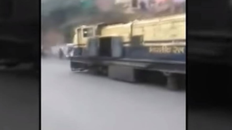 सड़क पर दौड़ती ट्रेन(फोटो- फेसबुक)