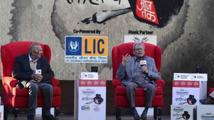 साहित्य आजतक के मंच पर शम्स उर रहमान फारूकी, प्रेम कुमार नज़र और अहमद महफूज़.