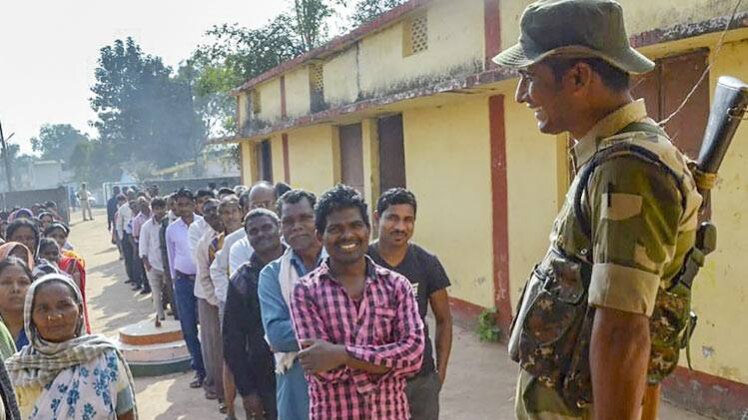 कतारों में खड़े वोटर (फोटो- PTI)