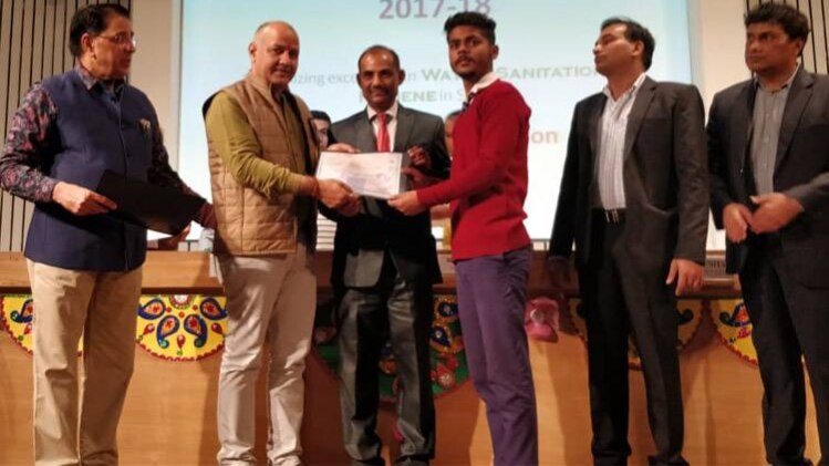 स्वच्छ विद्यालय पुरस्कार कार्यक्रम के दौरान मनिष सिसोदिया