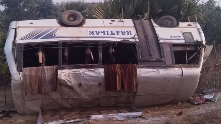 हादसे में क्षतिग्रस्त बस (फोटो-रोहित)