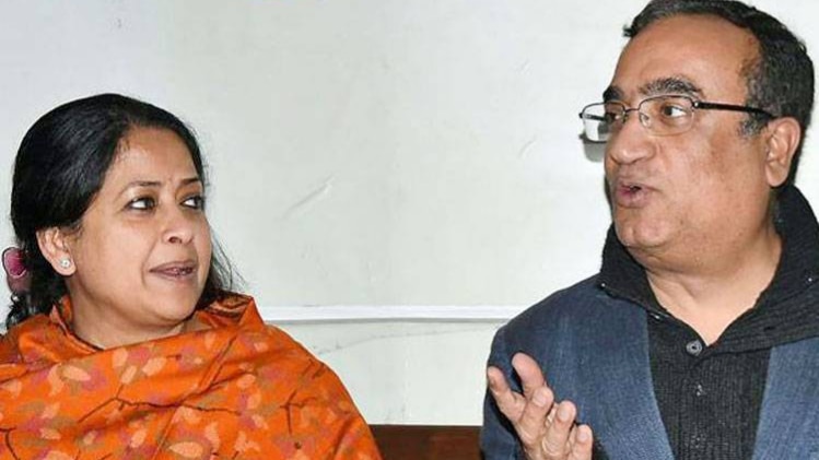 अजय माकन के साथ शर्मिष्ठा मुखर्जी (फाइल फोटो-PTI)