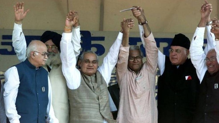 एलके आडवाणी, प्रकाश सिंह बादल, अटल बिहारी वाजपेयी, जार्ज फर्नांडीज, फारुख अब्दुल्लाह (फोटो-PTI)