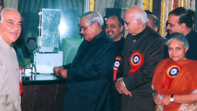 पहली बार मेट्रो का उद्घाटन करते पूर्व PM एबी वाजपेयी, (फोटो- twitter/OfficialDMRC)