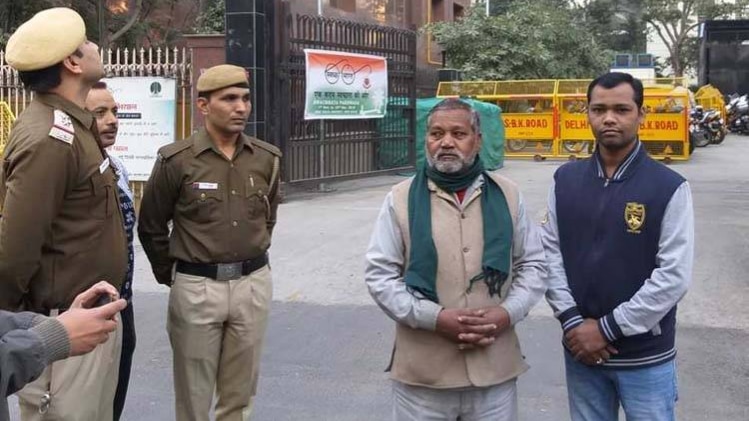 ऑटो चालक और उसका बेटा (फोटो-अनुज मिश्रा)