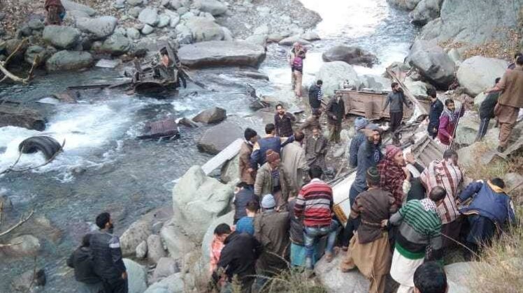 पुंछे में खाई में गिरी बस (फोटो- aajtak.in)