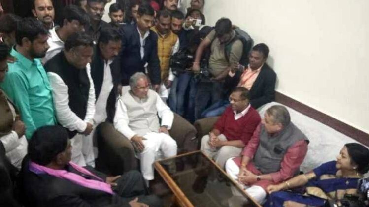 सीएम भूपेश बघेल से मुलाकात करते अज‍ीत जोगी (Photo:aajtak)