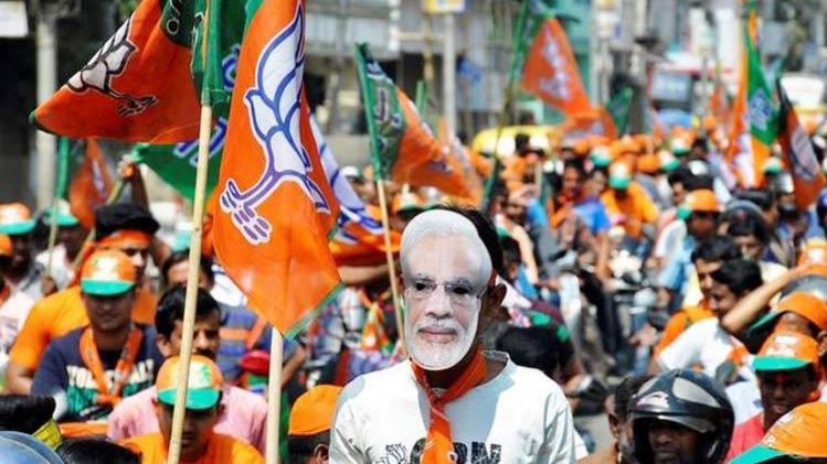 कांग्रेस की जीत का जश्न मनाते कार्यकर्ता 