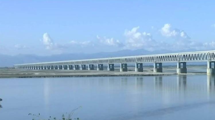 Longest rail road bridge in india Bogibeel bridge का विहंगम दृश्य (फोटो-एएनआई)